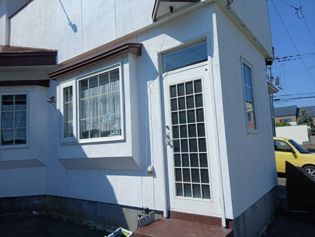 芦野5丁目★広々55坪の店舗付き住宅が980万円！の外観|ステンドグラス風の窓と格子戸が素敵な店舗入口。