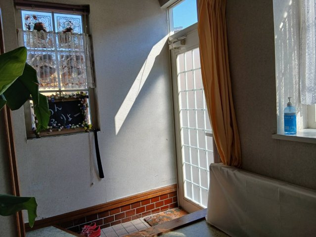 芦野5丁目★広々55坪の店舗付き住宅が980万円！の玄関|陽光が差すお洒落な店舗入口。心地よくお客様をお迎えします。