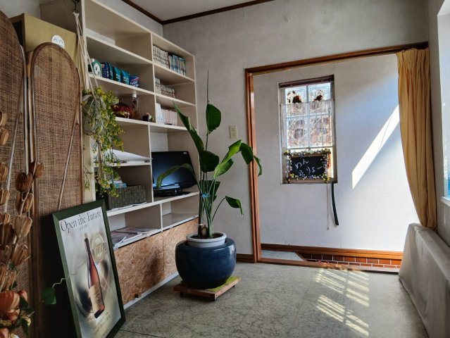芦野5丁目★広々55坪の店舗付き住宅が980万円！の玄関|ステンドグラス越しの光が差し込む癒やしの店舗スペース。