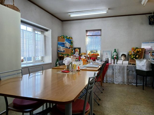 芦野5丁目★広々55坪の店舗付き住宅が980万円！のその他共用部分|木の温もりが広がる明るい店舗スペースも併設で快適です。