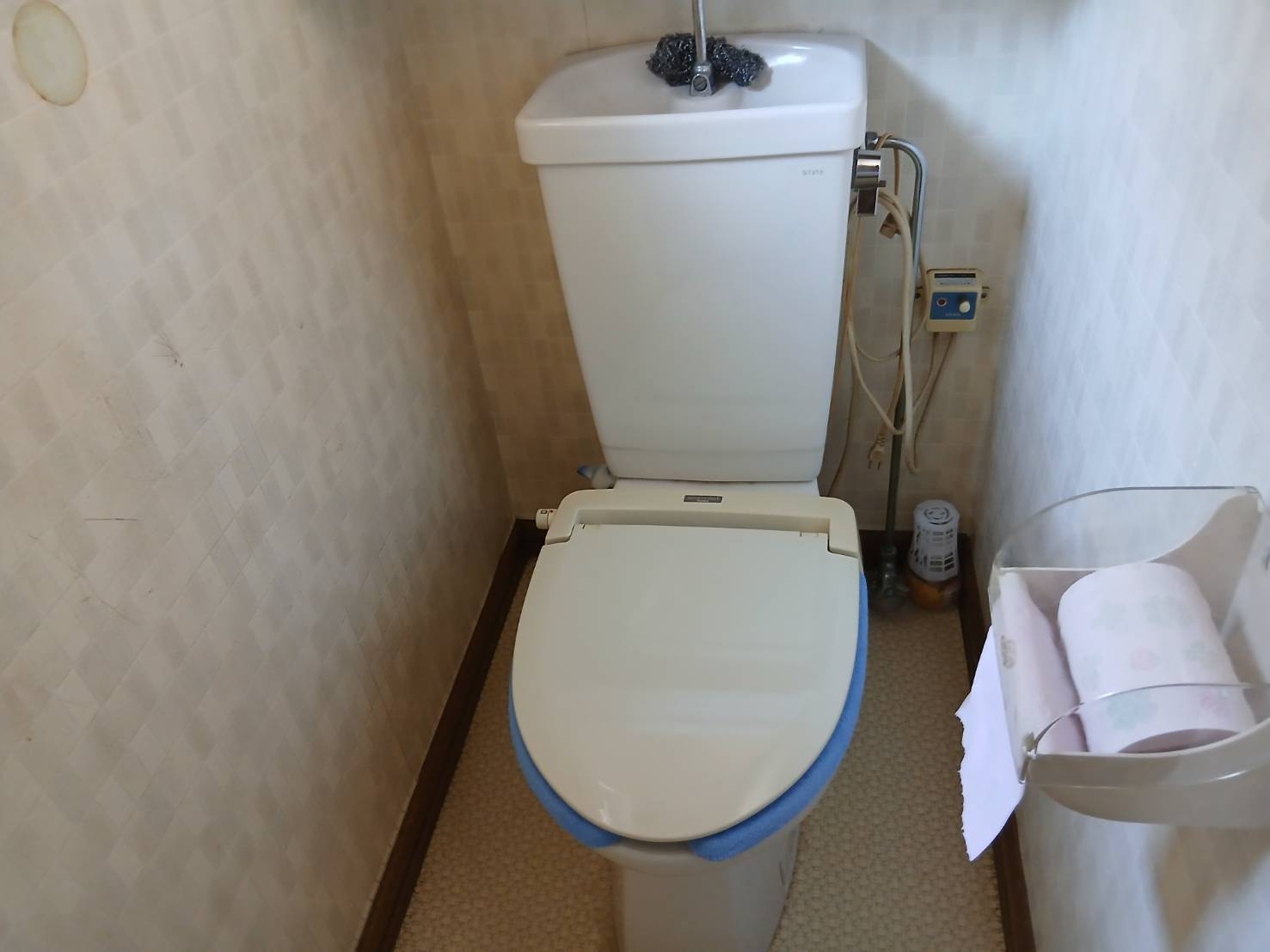 芦野5丁目★広々55坪の店舗付き住宅が980万円！のトイレ|白を基調とした清潔なトイレ。お客様を気持ちよくお迎えします。