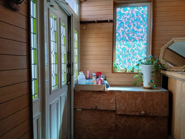 芦野5丁目★広々55坪の店舗付き住宅が980万円！の玄関|ステンドグラスが迎えるお洒落な住居用玄関
