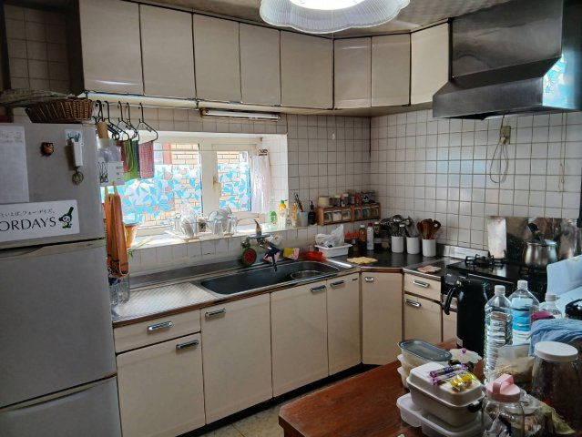 芦野5丁目★広々55坪の店舗付き住宅が980万円！のキッチン|窓辺の光が差し込む収納豊富なキッチンで毎日楽しくお料理！