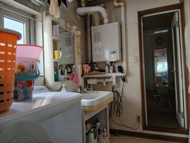 芦野5丁目★広々55坪の店舗付き住宅が980万円！の洗面所|明るい光が差すゆとりある洗面所。毎日の身支度も快適です。