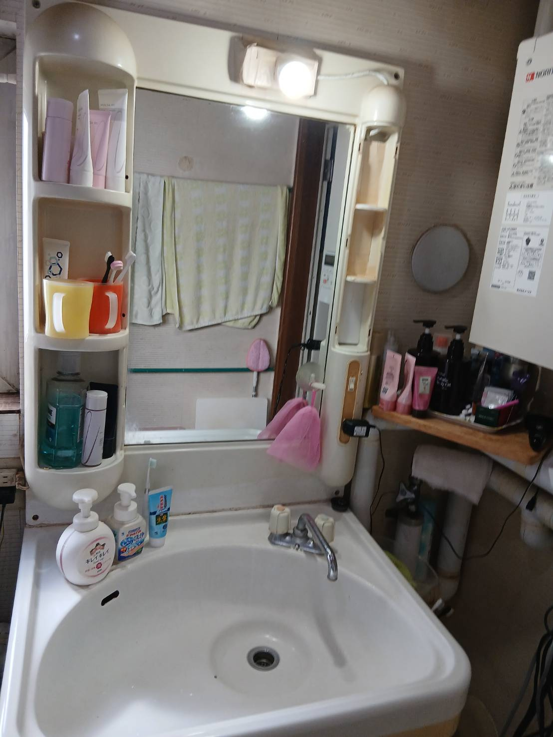 芦野5丁目★広々55坪の店舗付き住宅が980万円！の独立洗面台|収納と大きな鏡が使いやすい！明るく清潔感のある洗面台です。