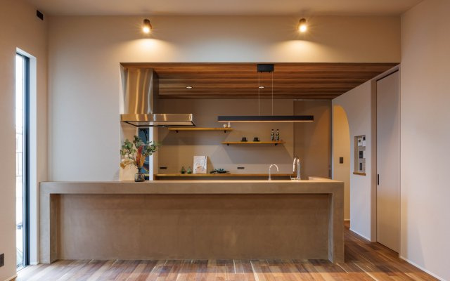 【建築条件無し】 牧野本町 28坪の平坦地のその他|【施工事例：キッチン】モールテックスを施工したキッチン。昼と夜での表情の違いや、質感を楽しめます♪木目天井や照明演出で美しい空間です