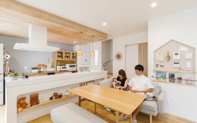 【建築条件無し】 牧野本町 28坪の平坦地のその他|【施工事例：DK】木の下がり天井やキッチンの造作がオリジナルで、目で楽しむ・暮らしも楽しむダイニングキッチン。北欧ナチュラルな内装コーディネートが魅力です♪