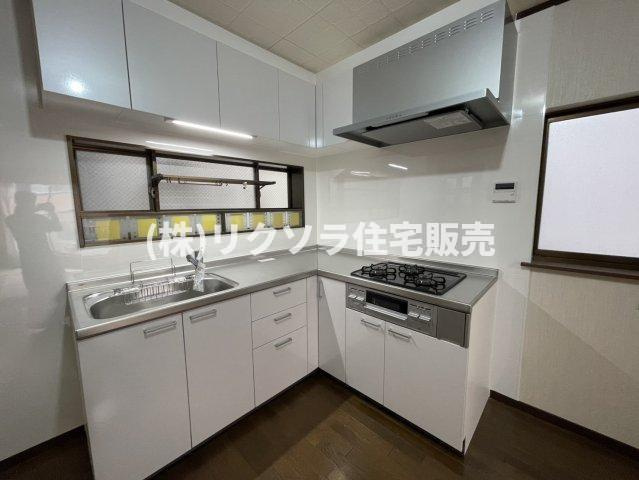 寿町　中古一戸建てのキッチン|L字型システムキッチン
■物件内覧・資金計画相談・住宅ローン相談、リフォーム相談、お問合せ受付中■
※当日・翌日のご内覧、ご相談はお電話でのお問合せがスムーズです！
