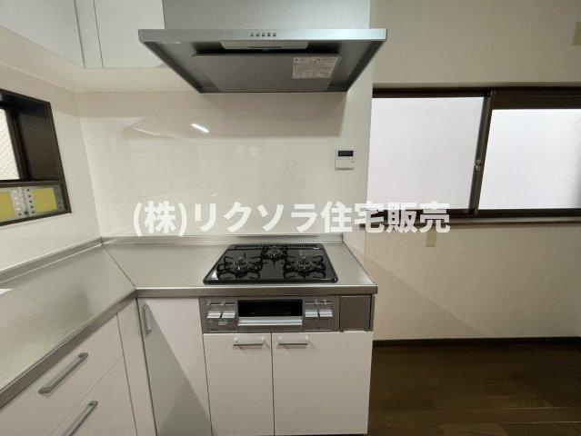 寿町　中古一戸建てのキッチン|ビルトイン3口コンロ
■物件内覧・資金計画相談・住宅ローン相談、リフォーム相談、お問合せ受付中■
※当日・翌日のご内覧、ご相談はお電話でのお問合せがスムーズです！