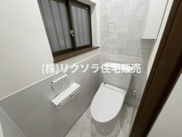 寿町　中古一戸建てのトイレ|温水洗浄便座付き
■物件内覧・資金計画相談・住宅ローン相談、リフォーム相談、お問合せ受付中■
※当日・翌日のご内覧、ご相談はお電話でのお問合せがスムーズです！