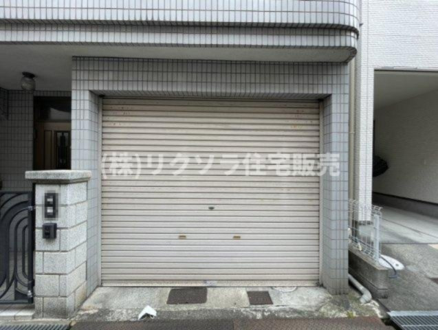 寿町　中古一戸建ての駐車場|ビルドインシャッター付きガレージ
■物件内覧・資金計画相談・住宅ローン相談、リフォーム相談、お問合せ受付中■
※当日・翌日のご内覧、ご相談はお電話でのお問合せがスムーズです！