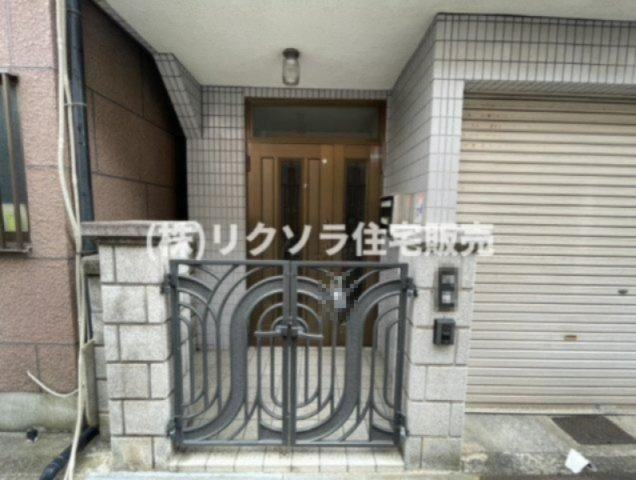 寿町　中古一戸建ての玄関|玄関門・ポーチ付き
■物件内覧・資金計画相談・住宅ローン相談、リフォーム相談、お問合せ受付中■
※当日・翌日のご内覧、ご相談はお電話でのお問合せがスムーズです！