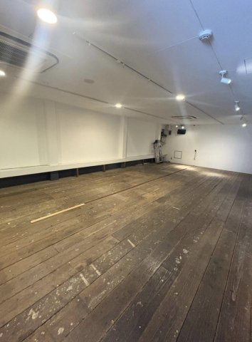 円町駅前ビルの内装