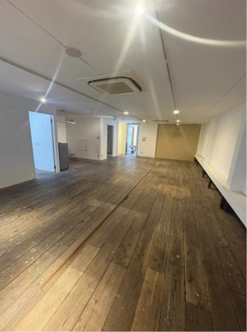 円町駅前ビルの内装