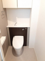 落ち着いた色調のトイレです