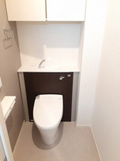 落ち着いた色調のトイレです