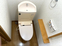 落ち着いた色調のトイレです