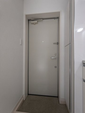 毎日通る玄関はこちらです