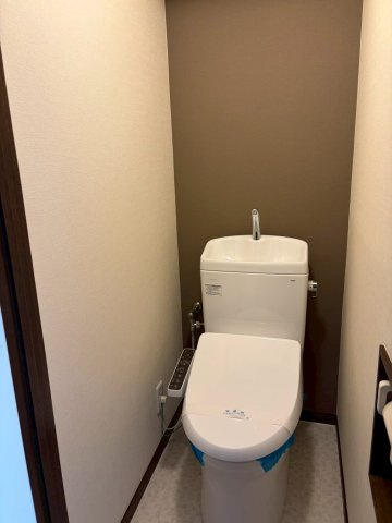 落ち着いた色調のトイレです