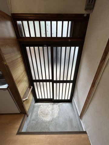 東難波町アパートの玄関