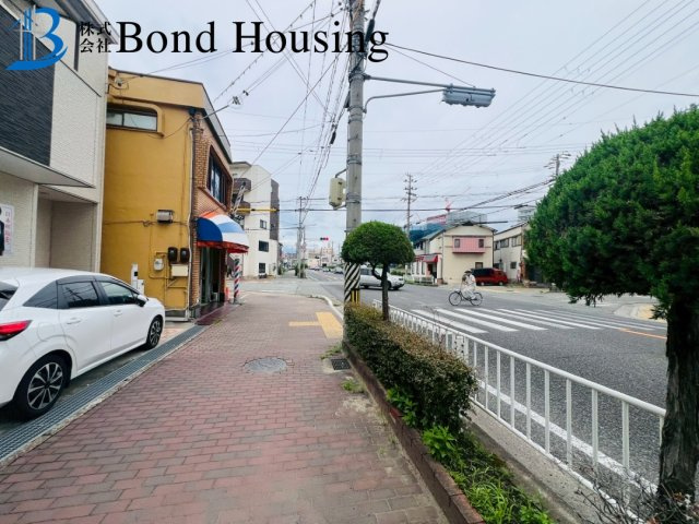 山電「西新町駅」まで徒歩3分　南王子町　築10年の前面道路含む現地写真