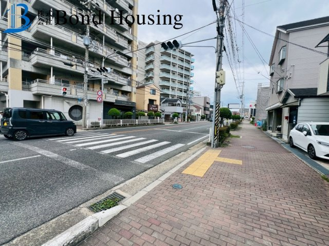 山電「西新町駅」まで徒歩3分　南王子町　築10年の前面道路含む現地写真