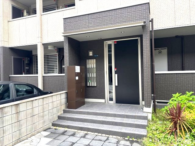 グロリアハイツはびきのB棟のエントランス