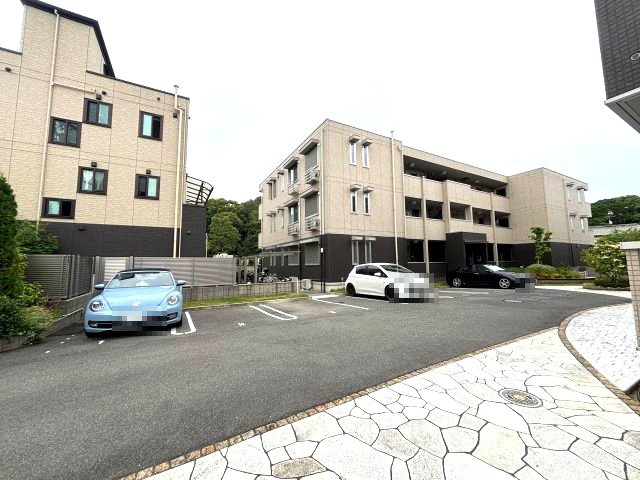 グロリアハイツはびきのB棟の駐車場
