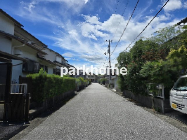 南国市緑ヶ丘　土地の前面道路含む現地写真