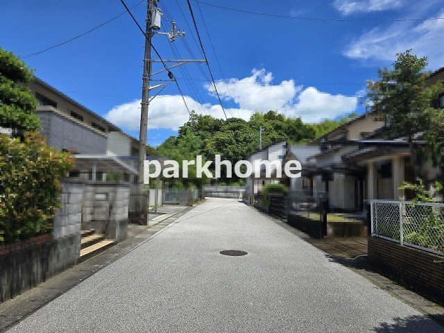 南国市緑ヶ丘　土地の前面道路含む現地写真