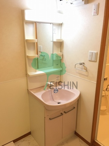ジョワアバンセの洗面所|シャワー付き・収納付きの洗面台です！