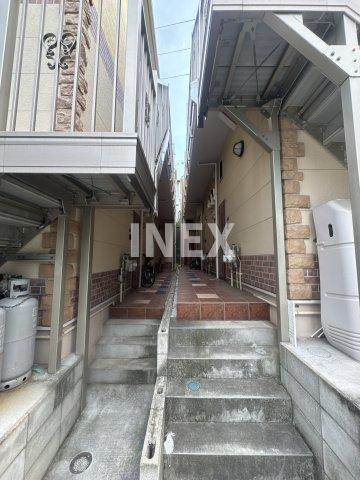 横浜市鶴見区東寺尾１丁目のアパートのエントランス