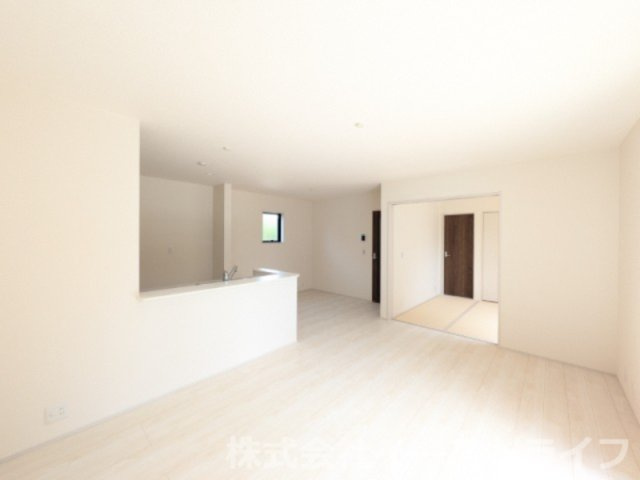 【新築戸建】　いわき市平下平窪第12　長期優良住宅の居間・リビング|同社施工写真　一日の中で多くの時間を過すことになるリビングだからこそ、いつも穏やかな空間であることが必然。爽やかな通風と採光を存分に感じる事が出来る空間です。