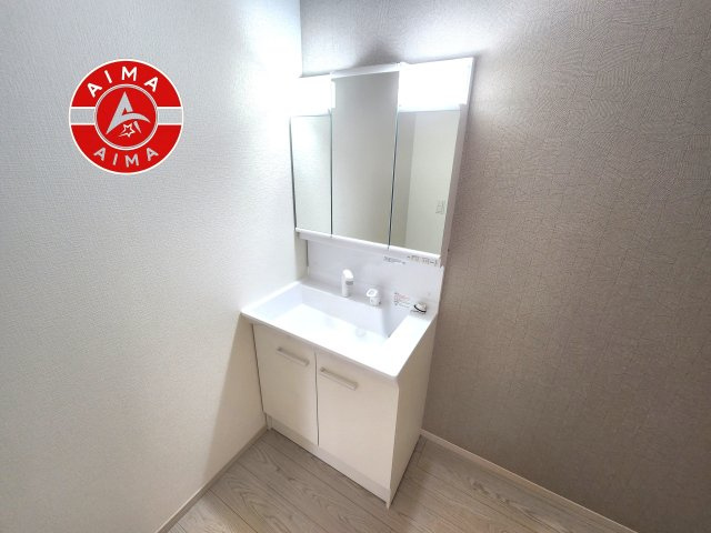 糟屋郡志免町吉原第4-1棟（1号棟）の内観：施工例|毎日使うものだから清潔な空間を保ちたい水回り。洗面にはそんな願いを解消させてくれる収納アイデアが満載です。三面鏡の裏側にはキャビネットが現れ小物から背の高い物まで収納できます。