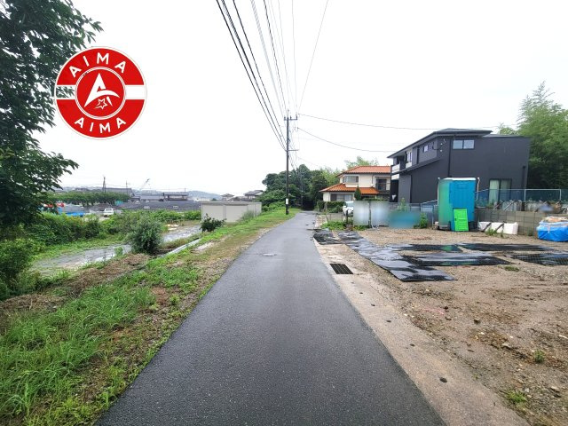 糟屋郡志免町吉原第4-1棟（1号棟）の前面道路含む現地写真|前面道路は閑静な住宅地をはしる車通りの少ない道路。お車の出し入れが苦手なママや小さなお子様にも安心ですね。しっかり舗装もされているので、ベビーカーや自転車で通っても快適に通行できます。