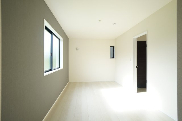 リーブルガーデン知多市金沢郷中第2　3号棟の洋室|7.5帖の主寝室。グレーのアクセントクロスで落ち着いた雰囲気。明るく心地の良いプライベート空間でゆったりとした時間を過ごせます。