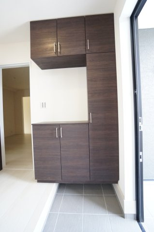リーブルガーデン知多市金沢郷中第2　3号棟の玄関|玄関にはシューズボックスとシューズインクロークがあり、ベビーカーやゴルフバッグなどの収納に便利です。