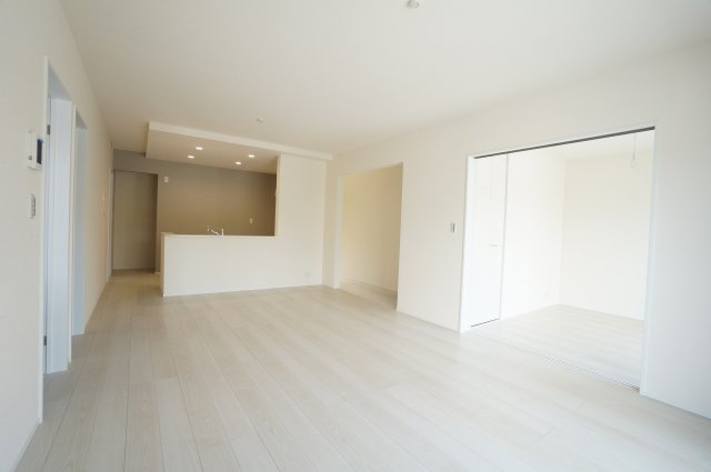 リーブルガーデン知多市金沢郷中第2　3号棟の居間・リビング|18帖のリビングは広々とした心地よい空間。家の中心にリビングがある間取で、自然と家族が集まり楽しい時間を過ごせそう！キッチンのお利下げ天井がアクセントになりリビング全体に開放感があります