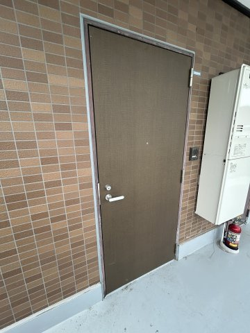 ショウジビルの玄関