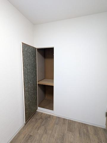 寝屋川サンハイツB棟の収納|洋室の収納
■物件内覧・資金計画相談・住宅ローン相談、リフォーム相談、お問合せ受付中■
※当日・翌日のご内覧、ご相談はお電話でのお問合せがスムーズです！