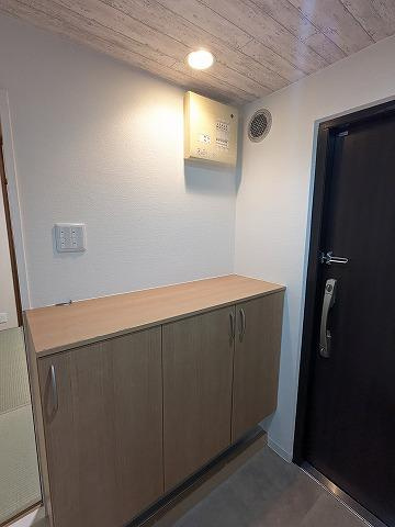 寝屋川サンハイツB棟の玄関|シューズボックス
■物件内覧・資金計画相談・住宅ローン相談、リフォーム相談、お問合せ受付中■
※当日・翌日のご内覧、ご相談はお電話でのお問合せがスムーズです！