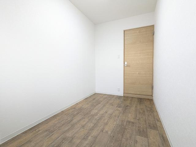 寝屋川サンハイツB棟の子供部屋|洋室4.2帖
■物件内覧・資金計画相談・住宅ローン相談、リフォーム相談、お問合せ受付中■
※当日・翌日のご内覧、ご相談はお電話でのお問合せがスムーズです！