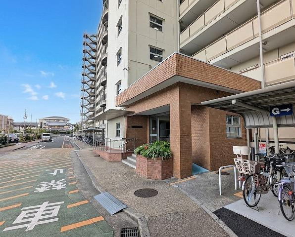寝屋川サンハイツB棟のエントランス|■物件内覧・資金計画相談・住宅ローン相談、リフォーム相談、お問合せ受付中■
※当日・翌日のご内覧、ご相談はお電話でのお問合せがスムーズです！