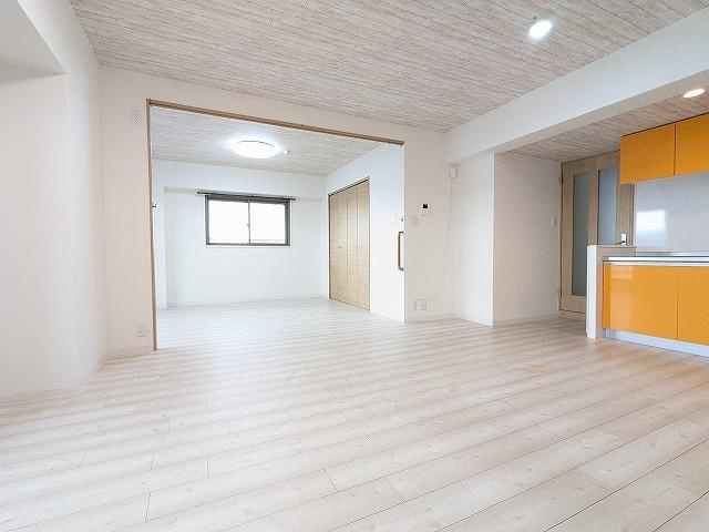 寝屋川サンハイツB棟の居間・リビング|LDK19.9帖
■物件内覧・資金計画相談・住宅ローン相談、リフォーム相談、お問合せ受付中■
※当日・翌日のご内覧、ご相談はお電話でのお問合せがスムーズです！