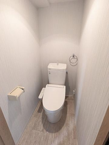 寝屋川サンハイツB棟のトイレ|温水洗浄便座
■物件内覧・資金計画相談・住宅ローン相談、リフォーム相談、お問合せ受付中■
※当日・翌日のご内覧、ご相談はお電話でのお問合せがスムーズです！