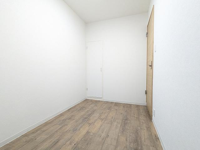 寝屋川サンハイツB棟の洋室|洋室4.2帖
■物件内覧・資金計画相談・住宅ローン相談、リフォーム相談、お問合せ受付中■
※当日・翌日のご内覧、ご相談はお電話でのお問合せがスムーズです！