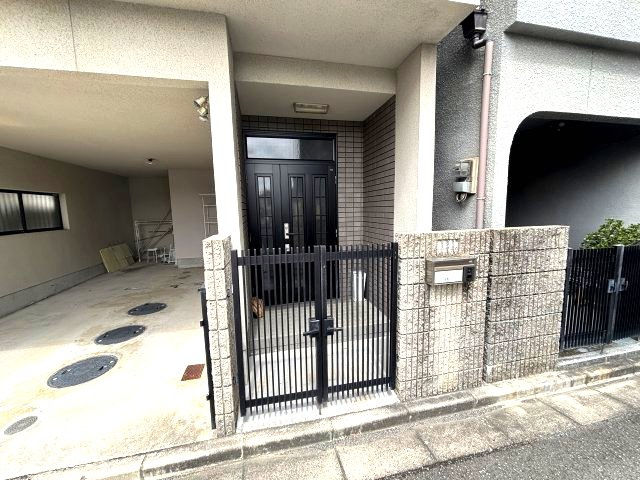 平尾戸建のエントランス