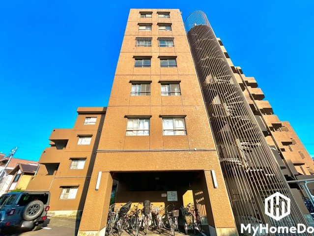 メゾン千代田の外観|落ち着いた色合いと品のあるデザイン。帰るたびに安心感を感じられる佇まい。