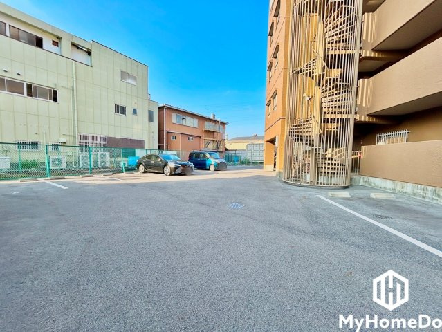 メゾン千代田の駐車場|マンション敷地内だから、駐車場から玄関までの移動がラクラク。忙しい毎日を支える快適な動線設計。