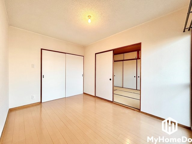 メゾン千代田の洋室|和室の横に隣接している為、開放感がある空間です。